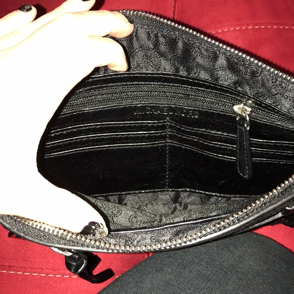 Authentic michael Kors wristlet/clutch - Picture 6 of 7